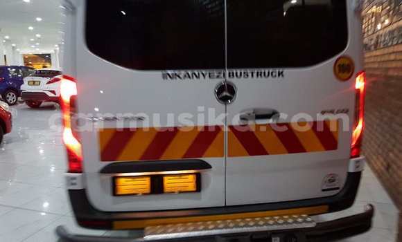 Acheter Occasion Voiture Mercedes Viano Blanc à Beitbridge, Matabeleland South Acheter Occasion Voiture Mercedes Viano Blanc à Beitbridge, Matabeleland South