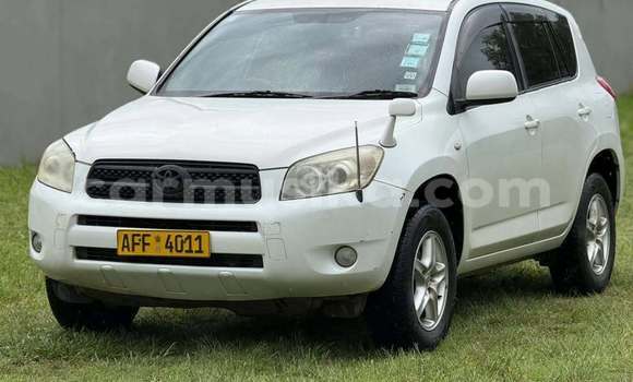 Nunua Ilio tumika Toyota RAV4 Nyeupe Gari ndani ya Belvedere nchini Harare Nunua Ilio tumika Toyota RAV4 Nyeupe Gari ndani ya Belvedere nchini Harare