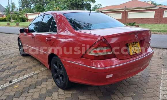 Tenga Tsaru Mercedes-Benz C-Classe Tsvuku Mota in Bindura in Mashonaland yePakati Tenga Tsaru Mercedes-Benz C-Classe Tsvuku Mota in Bindura in Mashonaland yePakati