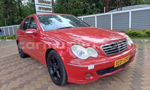 Tenga Tsaru Mercedes-Benz C-Classe Tsvuku Mota in Bindura in Mashonaland yePakati Tenga Tsaru Mercedes-Benz C-Classe Tsvuku Mota in Bindura in Mashonaland yePakati
