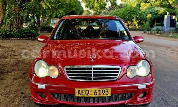 Nunua Ilio tumika Mercedes‒Benz C–Class Nyekundu Gari ndani ya Borrowdale nchini Harare