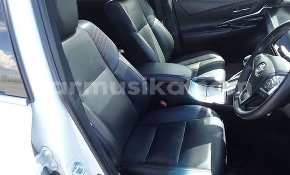 Acheter Occasion Voiture Toyota Harrier Blanc à Beitbridge, Matabeleland South Acheter Occasion Voiture Toyota Harrier Blanc à Beitbridge, Matabeleland South