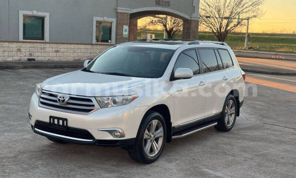 Buy Used Toyota Highlander White Car in Harare in Harare