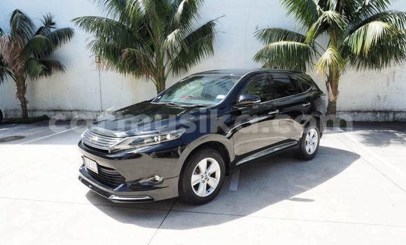 Nunua Ilio tumika Toyota Harrier Nyekundu Gari ndani ya Harare nchini Harare