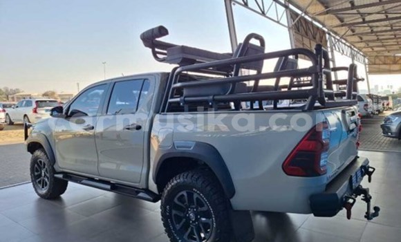 Tenga Tsaru Toyota Hilux Beige Mota in Harare in Harare Tenga Tsaru Toyota Hilux Beige Mota in Harare in Harare
