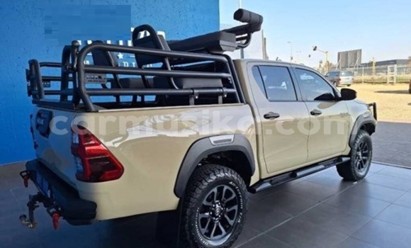 Tenga Tsaru Toyota Hilux Beige Mota in Harare in Harare Tenga Tsaru Toyota Hilux Beige Mota in Harare in Harare