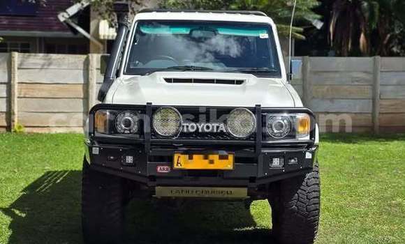 Nunua Ilio tumika Toyota Land Cruiser Nyeupe Gari ndani ya Harare nchini Harare