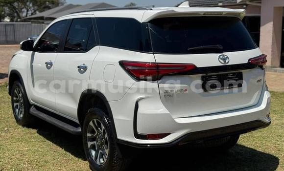 Acheter Occasion Voiture Toyota Fortuner Blanc à Harare, Harare Acheter Occasion Voiture Toyota Fortuner Blanc à Harare, Harare
