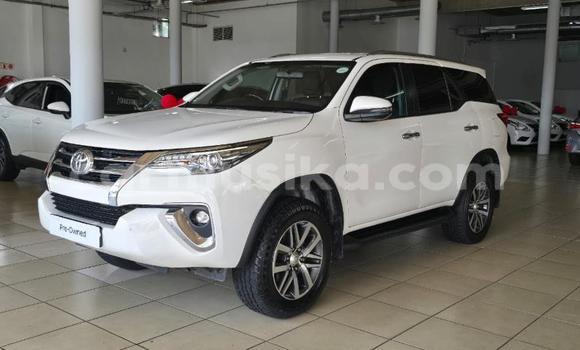 Acheter Occasion Voiture Toyota Fortuner Blanc à Belvédère, Harare Acheter Occasion Voiture Toyota Fortuner Blanc à Belvédère, Harare