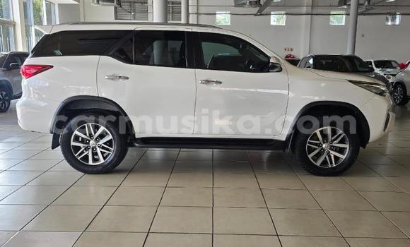 Acheter Occasion Voiture Toyota Fortuner Blanc à Belvédère, Harare Acheter Occasion Voiture Toyota Fortuner Blanc à Belvédère, Harare