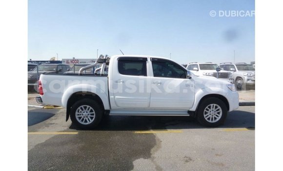 Buy Import Toyota Hilux White Car in Import - Dubai in Harare Buy Import Toyota Hilux White Car in Import - Dubai in Harare