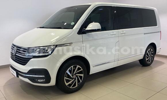 Acheter Occasion Voiture Volkswagen Caravelle Blanc à Beitbridge, Matabeleland South