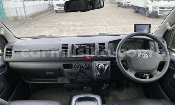 Buy Used Toyota Hiace White Car in Beitbridge in Matabeleland South Buy Used Toyota Hiace White Car in Beitbridge in Matabeleland South