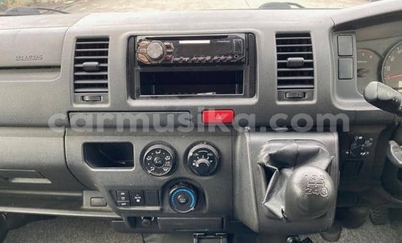 Buy Used Toyota Hiace White Car in Beitbridge in Matabeleland South Buy Used Toyota Hiace White Car in Beitbridge in Matabeleland South