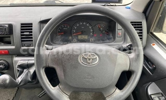 Buy Used Toyota Hiace White Car in Beitbridge in Matabeleland South Buy Used Toyota Hiace White Car in Beitbridge in Matabeleland South