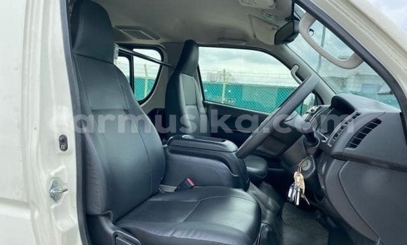 Buy Used Toyota Hiace White Car in Beitbridge in Matabeleland South Buy Used Toyota Hiace White Car in Beitbridge in Matabeleland South