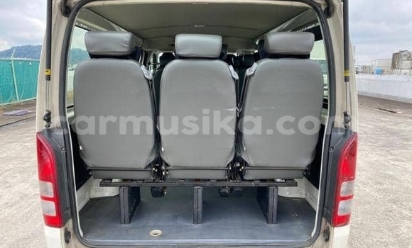 Buy Used Toyota Hiace White Car in Beitbridge in Matabeleland South Buy Used Toyota Hiace White Car in Beitbridge in Matabeleland South