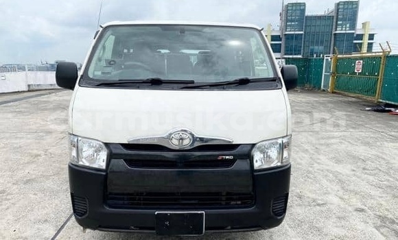 Buy Used Toyota Hiace White Car in Beitbridge in Matabeleland South Buy Used Toyota Hiace White Car in Beitbridge in Matabeleland South