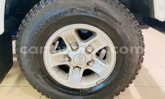 Buy Used Land Rover Defender White Car in Beitbridge in Matabeleland South Buy Used Land Rover Defender White Car in Beitbridge in Matabeleland South