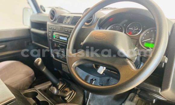 Buy Used Land Rover Defender White Car in Beitbridge in Matabeleland South Buy Used Land Rover Defender White Car in Beitbridge in Matabeleland South