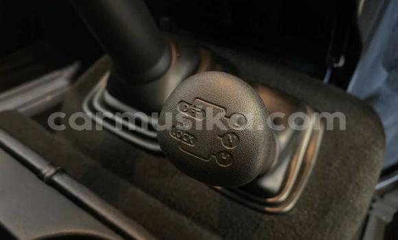 Buy Used Land Rover Defender White Car in Beitbridge in Matabeleland South Buy Used Land Rover Defender White Car in Beitbridge in Matabeleland South