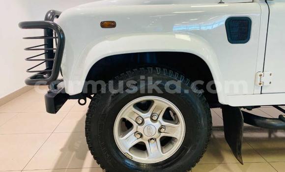Buy Used Land Rover Defender White Car in Beitbridge in Matabeleland South Buy Used Land Rover Defender White Car in Beitbridge in Matabeleland South