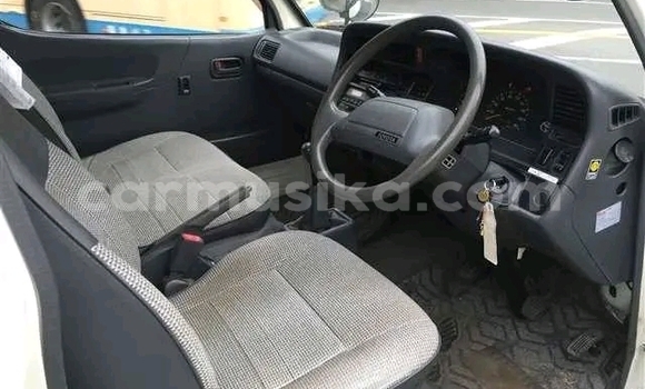 Acheter Import Voiture Toyota Hiace Blanc à Chinhoyi, Mashonaland West Acheter Import Voiture Toyota Hiace Blanc à Chinhoyi, Mashonaland West