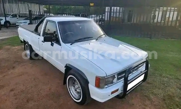 Nunua Ilio tumika Toyota Hilux Nyeupe Gari ndani ya Gokwe nchini Midlands
