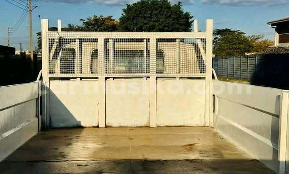 Acheter Occasion Voiture Mazda Tribute Blanc à Harare, Harare Acheter Occasion Voiture Mazda Tribute Blanc à Harare, Harare