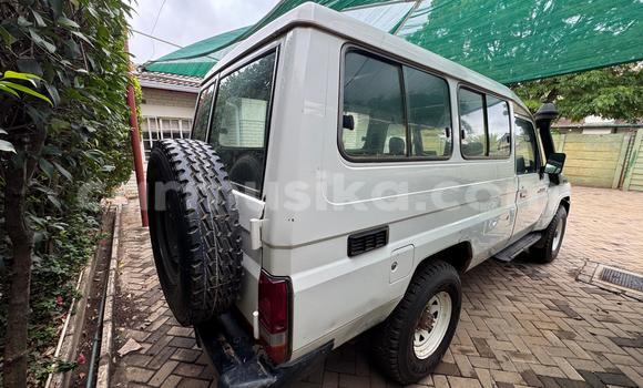 Nunua Ilio tumika Toyota Land Cruiser Nyeupe Gari ndani ya Harare nchini Harare Nunua Ilio tumika Toyota Land Cruiser Nyeupe Gari ndani ya Harare nchini Harare