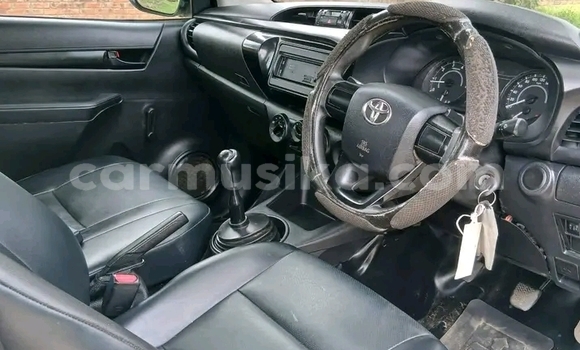 Buy Used Toyota Hilux White Car in Bulawayo in Bulawayo Buy Used Toyota Hilux White Car in Bulawayo in Bulawayo