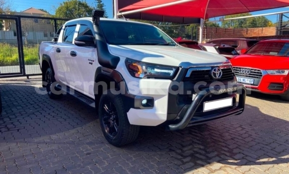 Buy Used Toyota Hilux White Car in Beitbridge in Matabeleland South