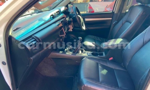 Buy Used Toyota Hilux White Car in Beitbridge in Matabeleland South Buy Used Toyota Hilux White Car in Beitbridge in Matabeleland South