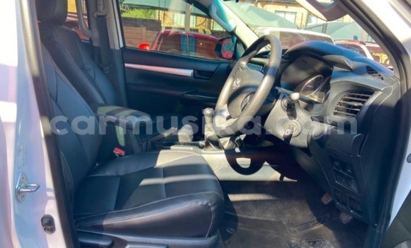 Buy Used Toyota Hilux White Car in Beitbridge in Matabeleland South Buy Used Toyota Hilux White Car in Beitbridge in Matabeleland South