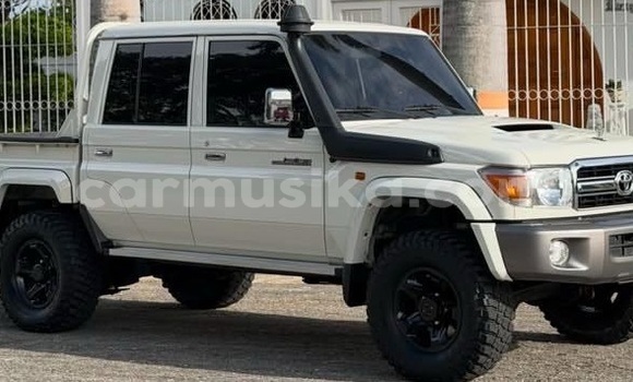 Buy Used Toyota Land Cruiser White Car in Harare in Harare
