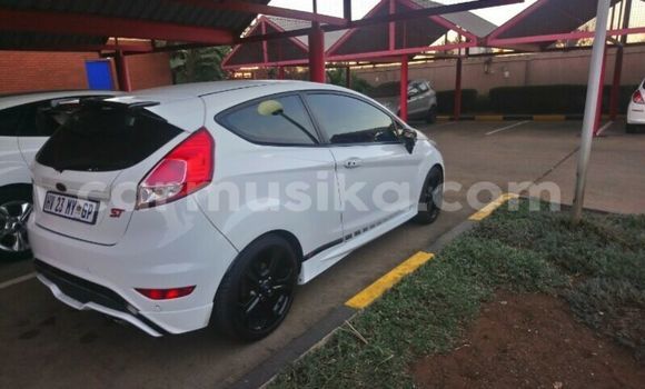 Nunua Ilio tumika Ford Fiesta Nyeupe Gari ndani ya Beitbridge nchini Matabeleland Kusini Nunua Ilio tumika Ford Fiesta Nyeupe Gari ndani ya Beitbridge nchini Matabeleland Kusini