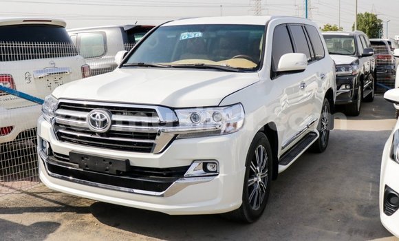 Tenga Imported Toyota Land Cruiser Chena Mota in Import - Dubai in Harare Tenga Imported Toyota Land Cruiser Chena Mota in Import - Dubai in Harare
