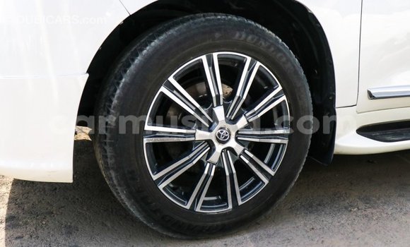 Tenga Imported Toyota Land Cruiser Chena Mota in Import - Dubai in Harare Tenga Imported Toyota Land Cruiser Chena Mota in Import - Dubai in Harare