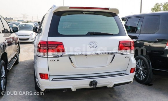 Tenga Imported Toyota Land Cruiser Chena Mota in Import - Dubai in Harare Tenga Imported Toyota Land Cruiser Chena Mota in Import - Dubai in Harare