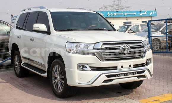 Tenga Imported Toyota Land Cruiser Chena Mota in Import - Dubai in Harare Tenga Imported Toyota Land Cruiser Chena Mota in Import - Dubai in Harare