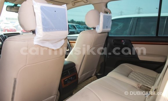 Tenga Imported Toyota Land Cruiser Chena Mota in Import - Dubai in Harare Tenga Imported Toyota Land Cruiser Chena Mota in Import - Dubai in Harare