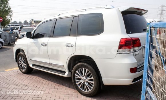 Tenga Imported Toyota Land Cruiser Chena Mota in Import - Dubai in Harare Tenga Imported Toyota Land Cruiser Chena Mota in Import - Dubai in Harare