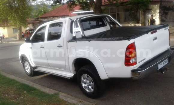 Buy Used Toyota Hilux White Car in Beitbridge in Matabeleland South Buy Used Toyota Hilux White Car in Beitbridge in Matabeleland South
