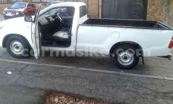 Buy Used Toyota Hilux White Car in Beitbridge in Matabeleland South Buy Used Toyota Hilux White Car in Beitbridge in Matabeleland South