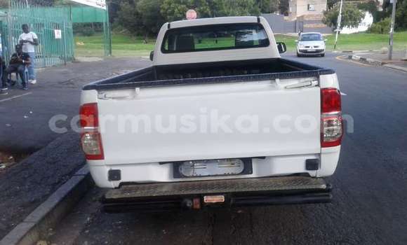 Buy Used Toyota Hilux White Car in Beitbridge in Matabeleland South Buy Used Toyota Hilux White Car in Beitbridge in Matabeleland South