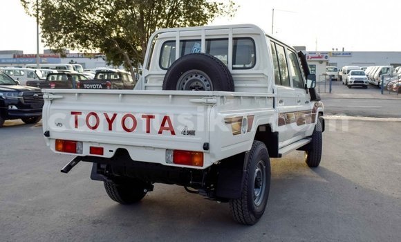 Acheter Import Voiture Toyota Land Cruiser Blanc à Import - Dubai, Harare Acheter Import Voiture Toyota Land Cruiser Blanc à Import - Dubai, Harare