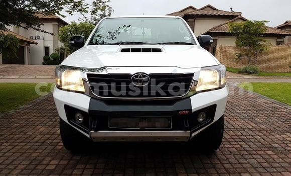 Tenga Tsaru Toyota Hilux Chena Mota in Harare in Harare Tenga Tsaru Toyota Hilux Chena Mota in Harare in Harare