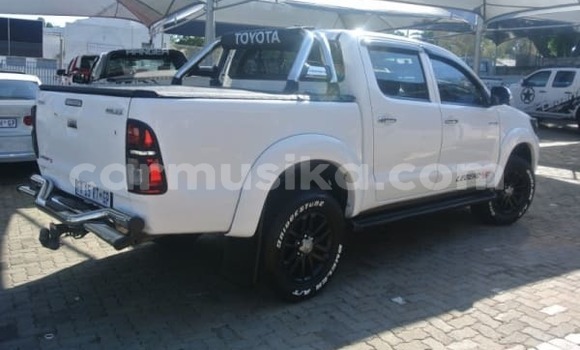 Tenga Tsaru Toyota Hilux Chena Mota in Beitbridge in Matabeleland South Tenga Tsaru Toyota Hilux Chena Mota in Beitbridge in Matabeleland South