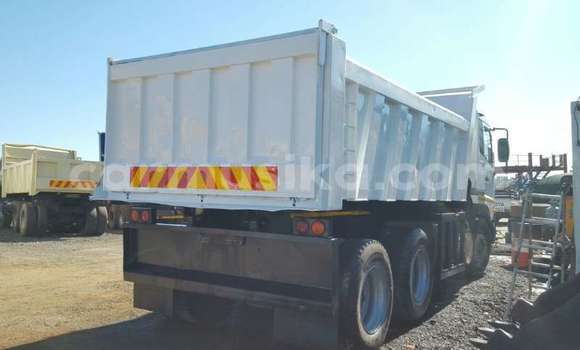 Nunua Ilio tumika Nissan UD Nyeupe Lori ndani ya Beitbridge nchini Matabeleland Kusini Nunua Ilio tumika Nissan UD Nyeupe Lori ndani ya Beitbridge nchini Matabeleland Kusini