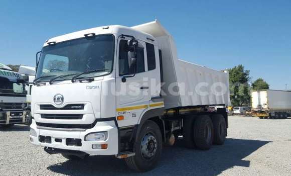 Nunua Ilio tumika Nissan UD Nyeupe Lori ndani ya Beitbridge nchini Matabeleland Kusini Nunua Ilio tumika Nissan UD Nyeupe Lori ndani ya Beitbridge nchini Matabeleland Kusini